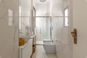 Chuveiro, secador de cabelo, toalhas de banho, sabonete