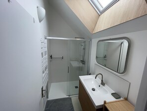 Shower, towels, soap, toilet paper - Barn Plouer sur Rance Center between St Malo and Dinan (Plouër-sur-Rance)