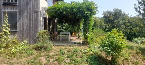 Maison de campagne "Au pied du Puech". Grand terrain, terrasse et espace !