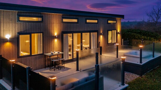 A modern house with a patio, outdoor seating, and a hot tub. - Mallard s Rest - Countryside Hot Tub (Narberth)