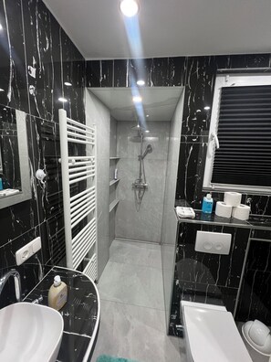 Regadera, toallas, jabón, papel de baño