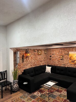 Smart TV, fireplace, DVD player, stereo