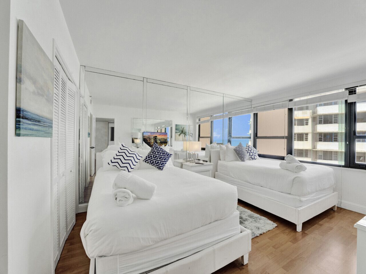 2 habitaciones, escritorio y tabla de planchar con plancha 