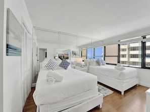 2 soveværelser, skrivebord, strygejern/strygebræt, weekendseng