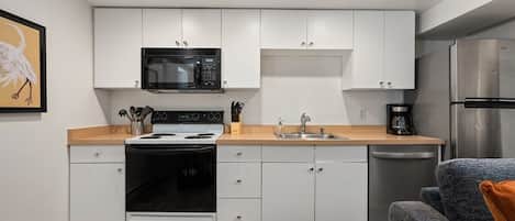 Kühlschrank, Mikrowelle, Ofen, Herdplatte