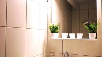 Een douche, een haardroger, handdoeken, toiletpapier