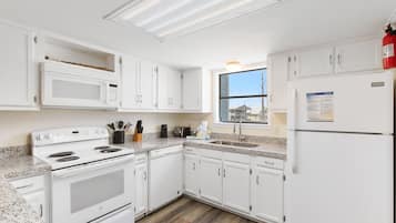 Deluxe Condo, 2 Bedrooms, Non Smoking, Pool Access | Private kitchen | Fridge, microwave, oven, stovetop