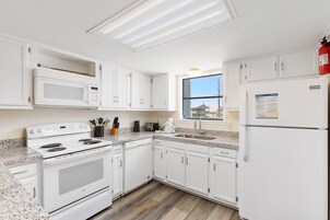 Appart'hôtel Deluxe, 2 chambres, non-fumeurs, accès piscine | Cuisine privée | Réfrigérateur, micro-ondes, four, plaque de cuisson