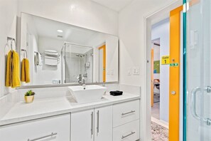 Shower, hair dryer, shampoo - The Stopover Aviation themed house with pool and s (Palm Springs)