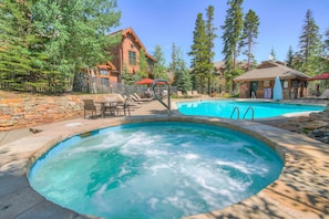 Apartment, 1 Schlafzimmer | Pool | Innenpool, Außenpool