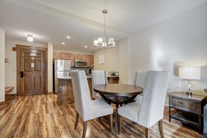 Condo, 1 Bedroom | Tempat makan