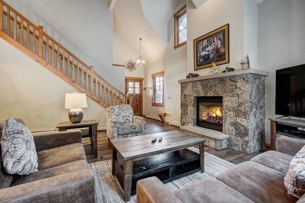 Condo, 3 Bedrooms | Living area