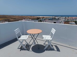 Outdoor dining - The little Loft    . (Conil de la Frontera)