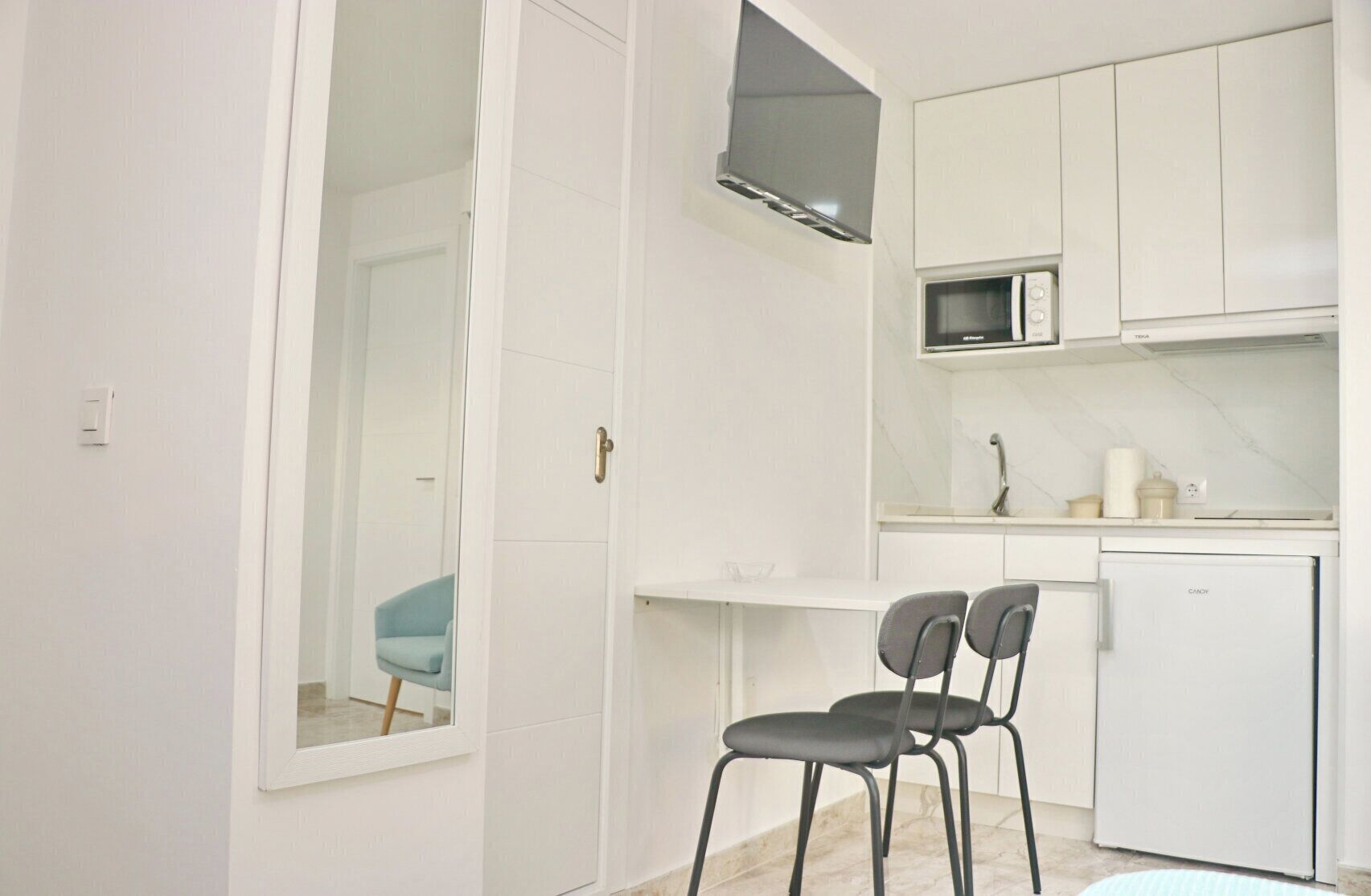 Fridge, microwave, oven, coffee/tea maker