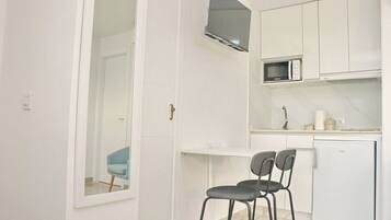 Fridge, microwave, oven, coffee/tea maker