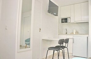 Fridge, microwave, oven, coffee/tea maker