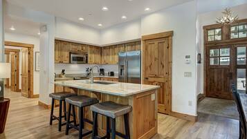 Condo, 2 Bedrooms | Dapur peribadi | Peti sejuk, ketuhar, pembancuh kopi/teh, pembakar roti