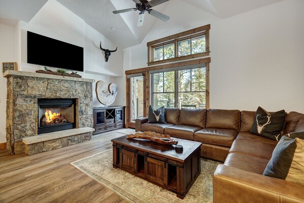 Condo, 2 chambres | Aire de séjour