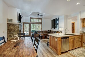 Condo, 2 Bedrooms | Interior