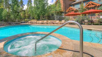 Condo, 2 habitaciones | Alberca | Alberca techada y alberca al aire libre