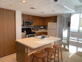 Refrigerador, horno, cafetera/tetera, tostadora