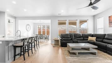 Casa, 5 habitaciones | Área de sala de estar | Smart TV