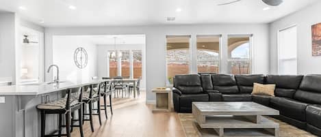 House, 5 Bedrooms | Living area | Smart TV