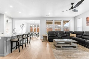 House, 5 Bedrooms | Living area | Smart TV - Desert Rose Hideaway 5 Bedroom Home (Washington)