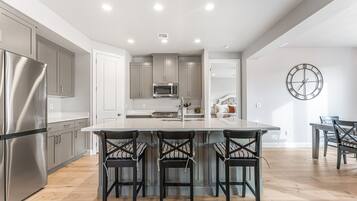 House, 5 Bedrooms | Private kitchen | Fridge, oven, coffee/tea maker, toaster