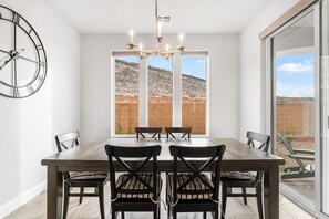 House, 5 Bedrooms | Dining - Desert Rose Hideaway 5 Bedroom Home (Washington)