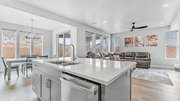 House, 5 Bedrooms | Interior