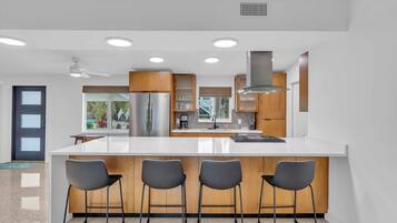 House, 3 Bedrooms | Private kitchen | Fridge, oven, coffee/tea maker, toaster