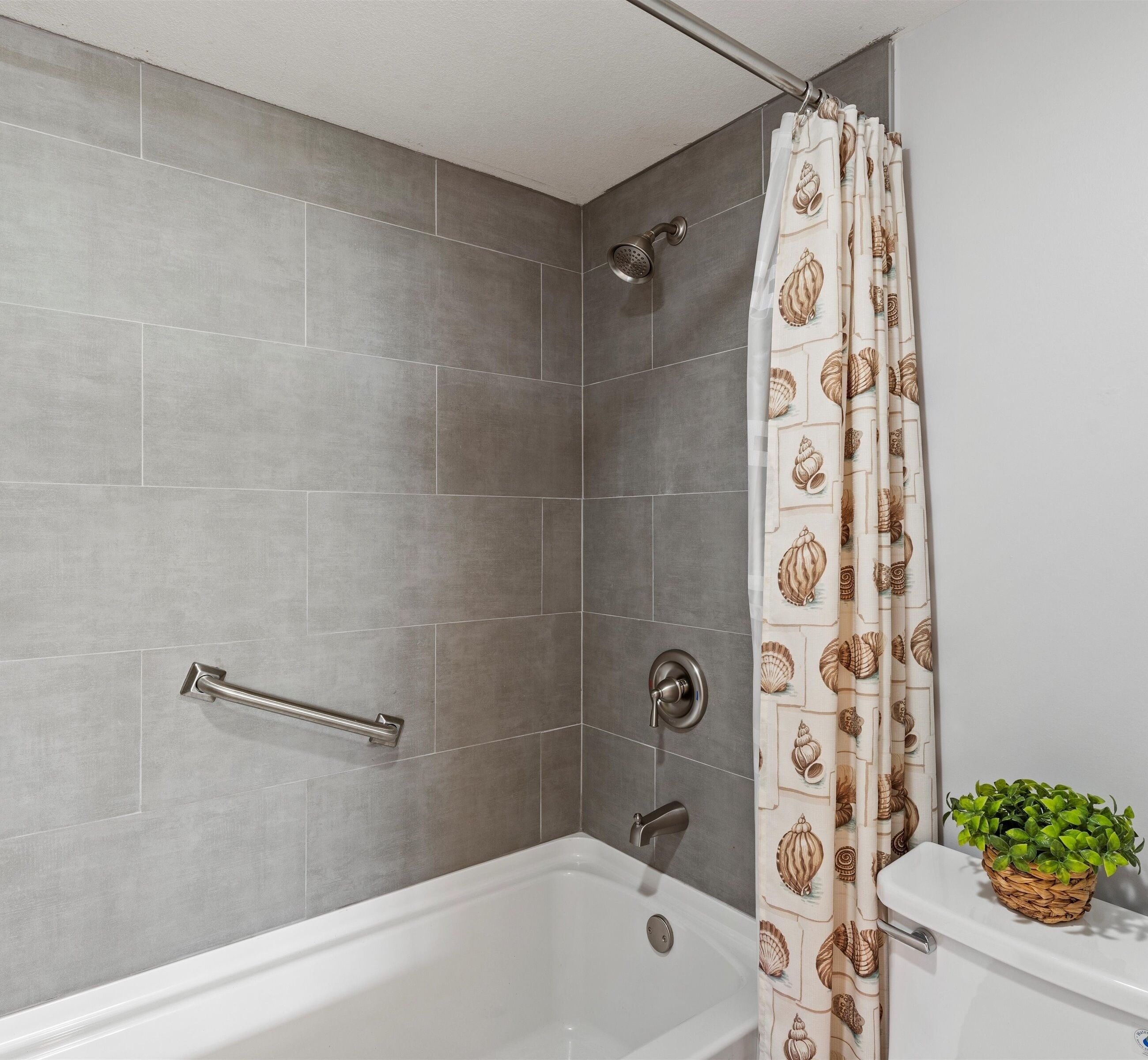 Ein Badezimmer mit Badewanne, Dusche und Toilette.