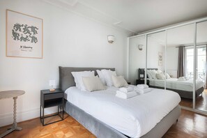 1 bedroom, laptop workspace, iron/ironing board, bed sheets - Elegant Apartment for 4 People (Paris)