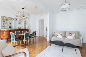 Living area - Elegant Apartment for 4 People (Paris)