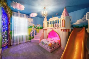 8 bedrooms, iron/ironing board, travel cot, free WiFi - 2 Game Rooms+Movie Theater+Themed BRs+Pool/Spa (Davenport)