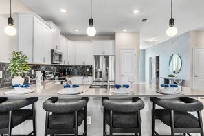 Fridge, microwave, oven, stovetop - 2 Game Rooms+Movie Theater+Themed BRs+Pool/Spa (Davenport)