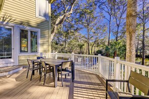 Outdoor dining - 7 St. George - A 4-Bedroom Palmetto Dunes Homes with a Lagoon View (Hilton Head Island)