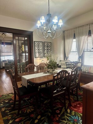 Dining - Blissful Bungalow on National Historic St in New Albany, 1 mile from Ohio River (New Albany)