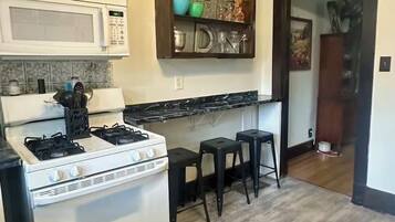 Frigorifero, microonde, forno, piano cottura