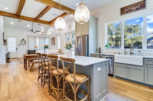 NEW-Cajun Country Retreat-2 Kings-Patio-Arcade-Lux