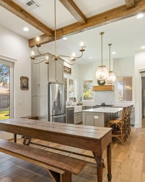 Dining - NEW-Cajun Country Retreat-2 Kings-Patio-Arcade-Lux (Lafayette)