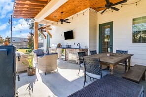 Outdoor dining - NEW-Cajun Country Retreat-2 Kings-Patio-Arcade-Lux (Lafayette)
