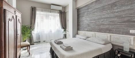 2 室のベッドルーム、デスク、アイロン / アイロン台、旅行用ベビーベッド