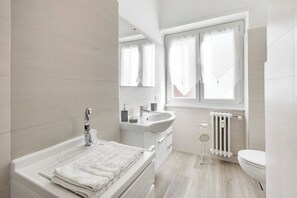 Doccia, asciugacapelli, bidet, asciugamani