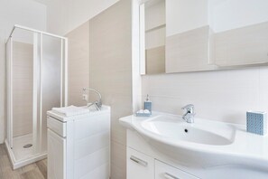 Doccia, asciugacapelli, bidet, asciugamani
