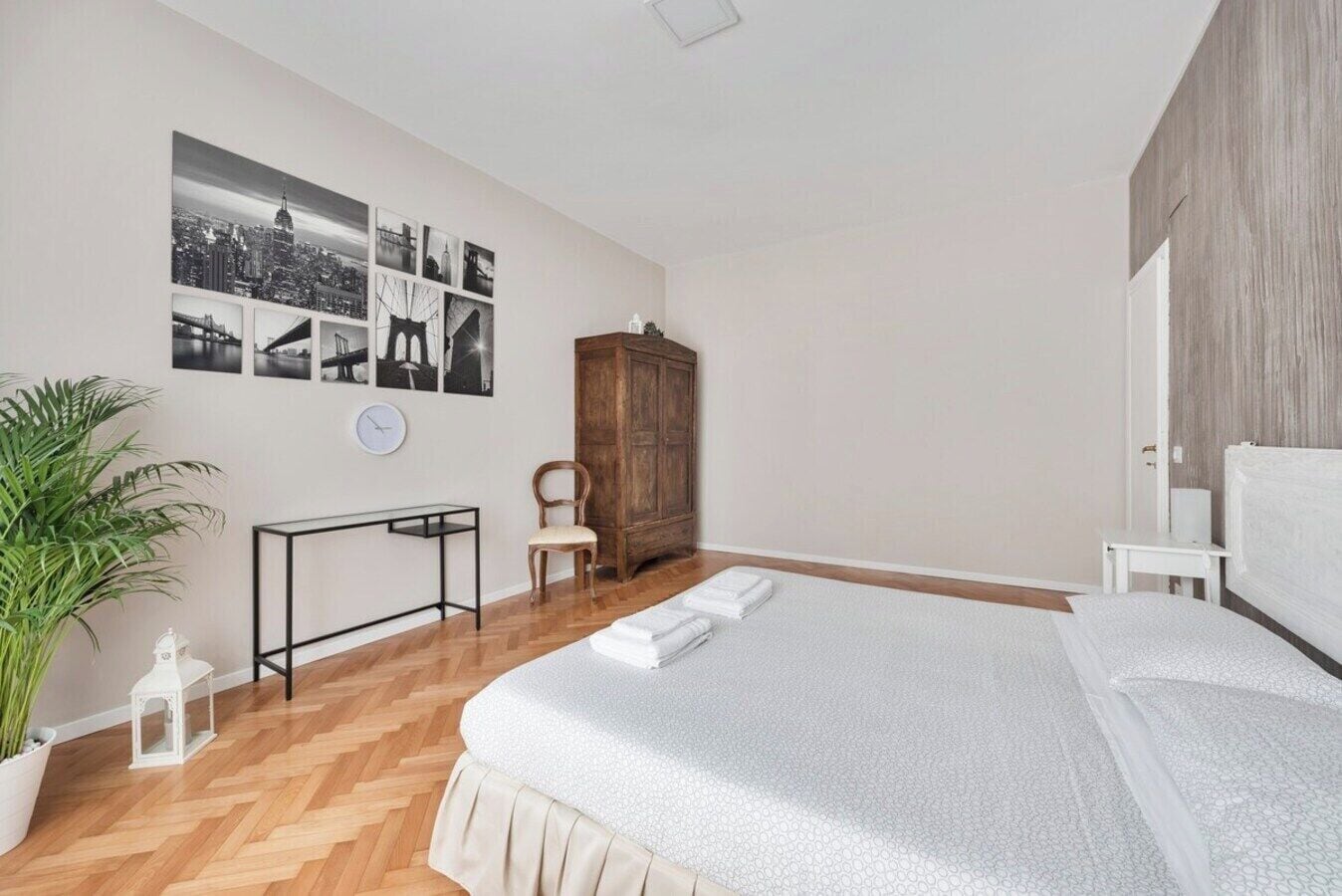 Bureau, fer et planche à repasser, lit de bébé portatif, Wi-Fi