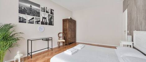 Bureau, fer et planche à repasser, lit de bébé portatif, Wi-Fi