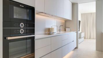 ثلاجة/مجمد بحجم كبير، ميكروويف، فرن، غسالة أطباق