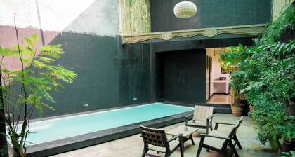 Spacious city center house with swimming pool. Pet-Friendly!